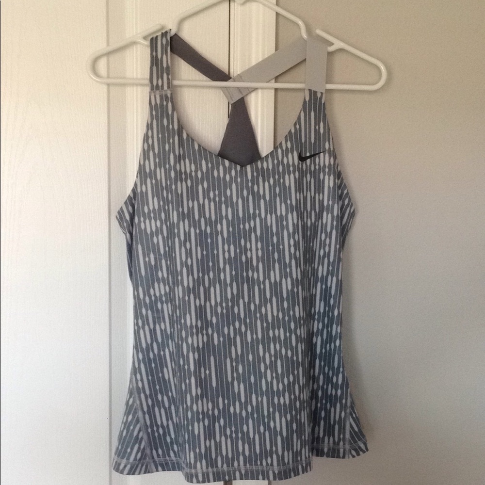 NWOT-Nike sports workout top/dri-fit fabric